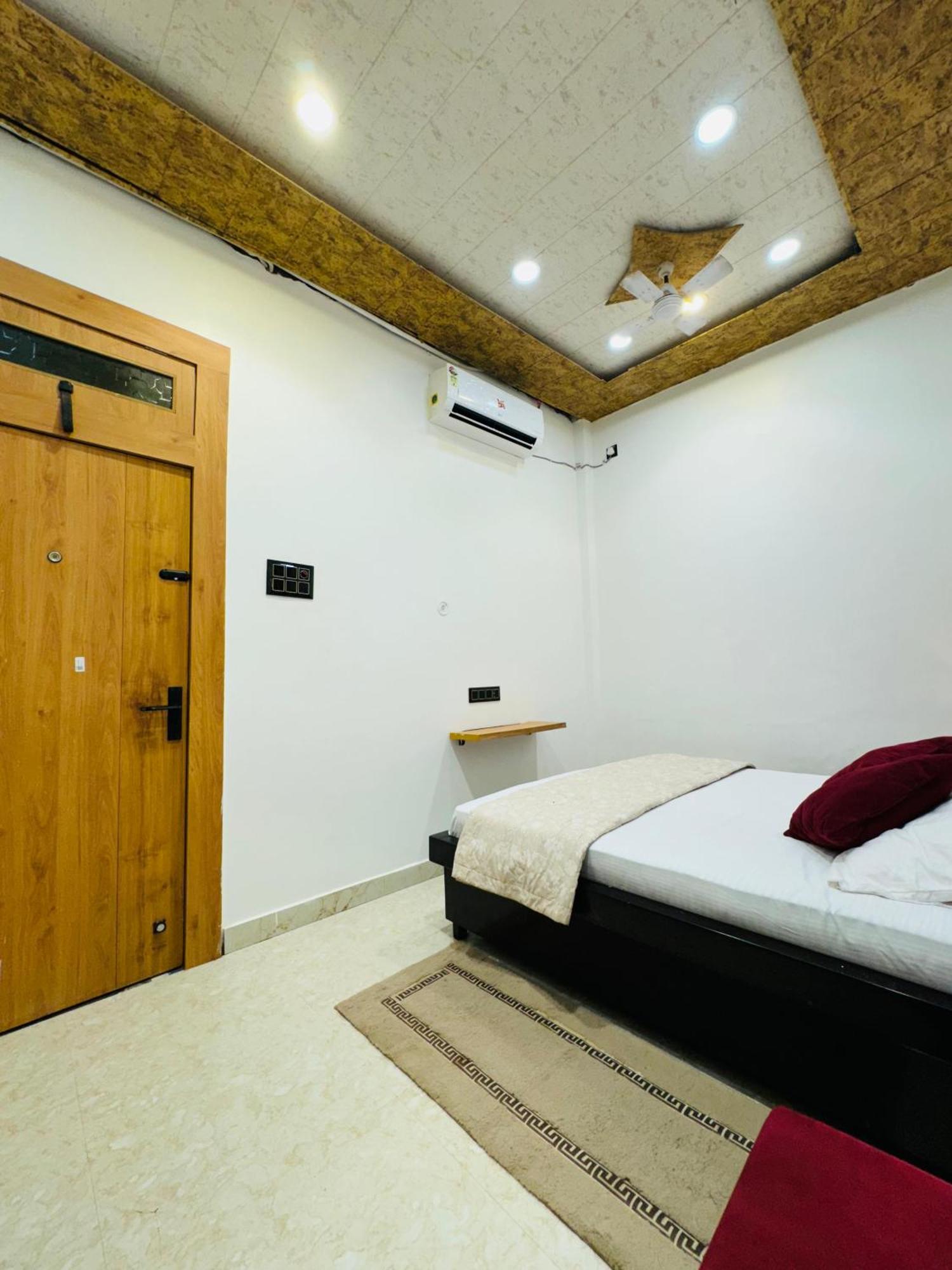 Aura Homestay Varanasi Bagian luar foto