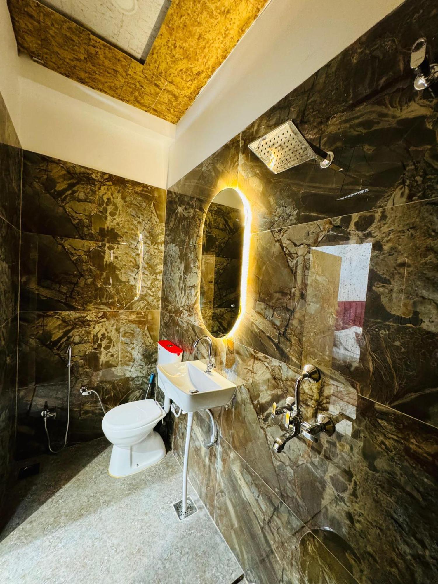 Aura Homestay Varanasi Bagian luar foto